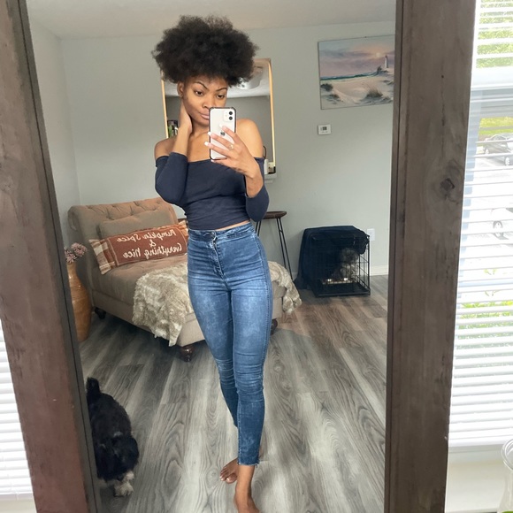 Black Off Shoulder Croptop - Picture 4 of 16